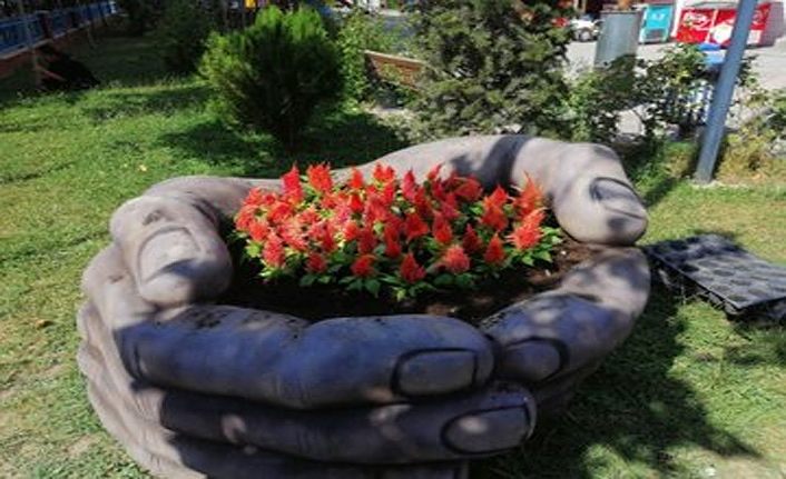Van İpekyolu’ndaki park ve bahçelerde düzenleme çalışmaları sürüyor