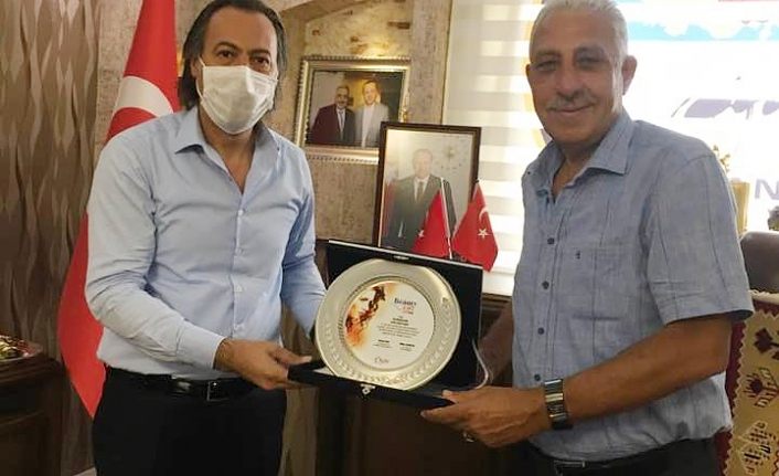 Başkan Koç’tan Başkan Alpaslan’a plaket