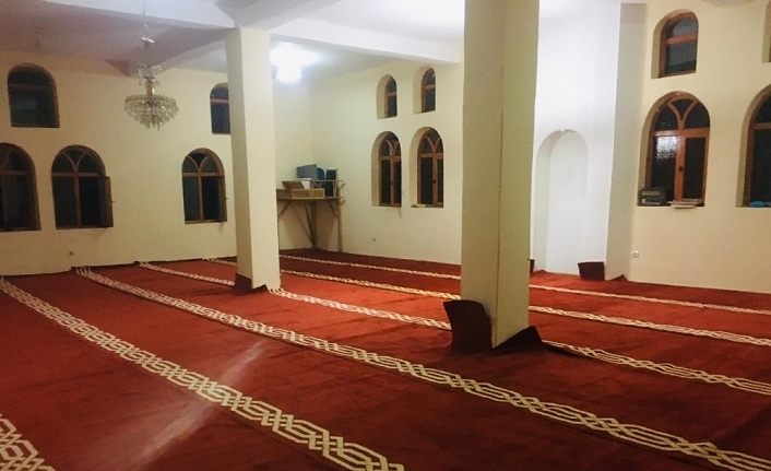 Başkan Sabırlı öncülüğünde camilerin halıları yenileniyor