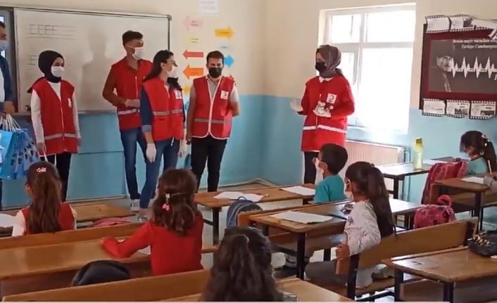 Edremit Belediyesi ve Kızılay ekipleri okulları ziyaret etti