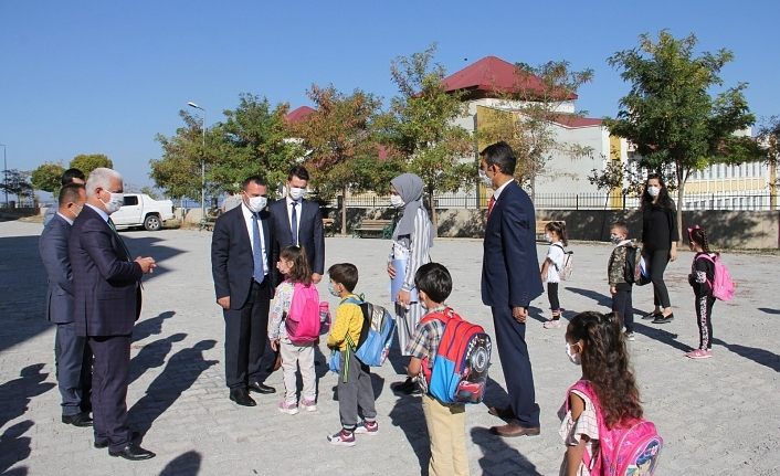 Edremit Kaymakamı Türkman, ilçedeki okulları denetledi