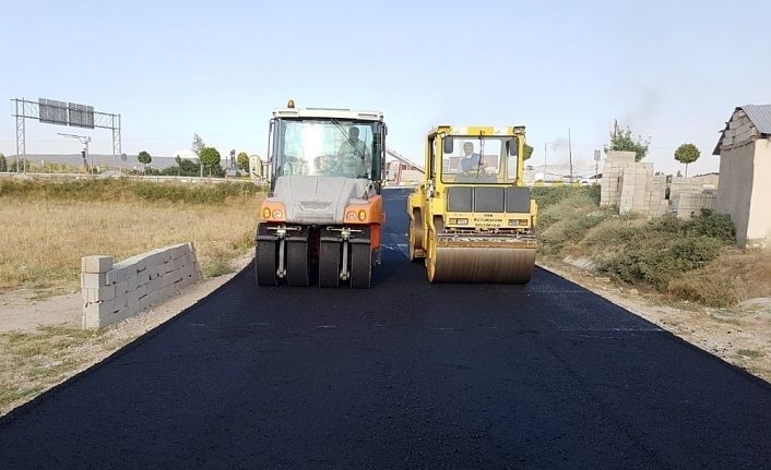 Van Büyükşehir Belediyesi Andaç Mahalle yolunu asfaltlıyor