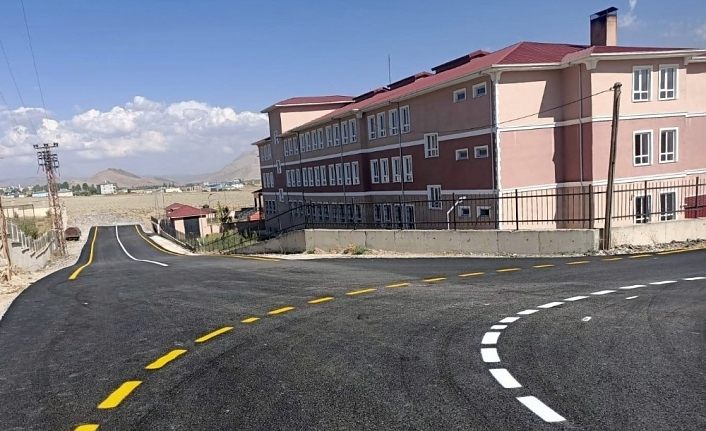 Van Büyükşehir, Gürpınar’da 13,5 kilometrelik yolu asfaltlıyor
