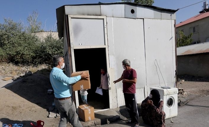 Van'da Barakada kalan Suriyeli aileye Van Büyükşehir Belediyesi sahip çıktı