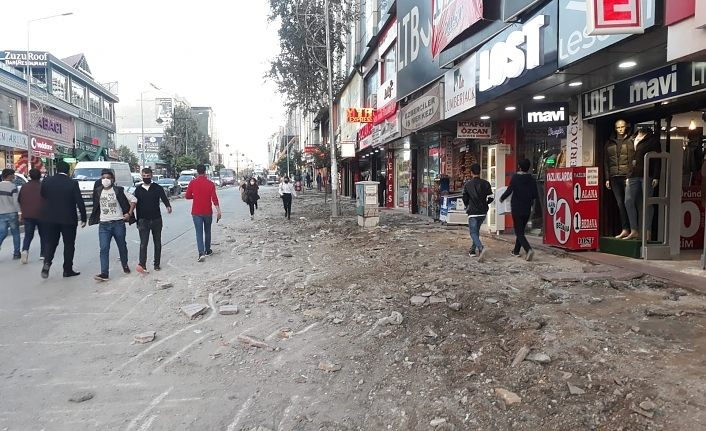 Ezberciler İş Merkezi esnafından Büyükşehir’e çağrı: Yol ve kaldırım kotları düşürülsün