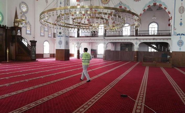 İpekyolu Belediyesi Cuma Namazı öncesi camileri dezenfekte etti