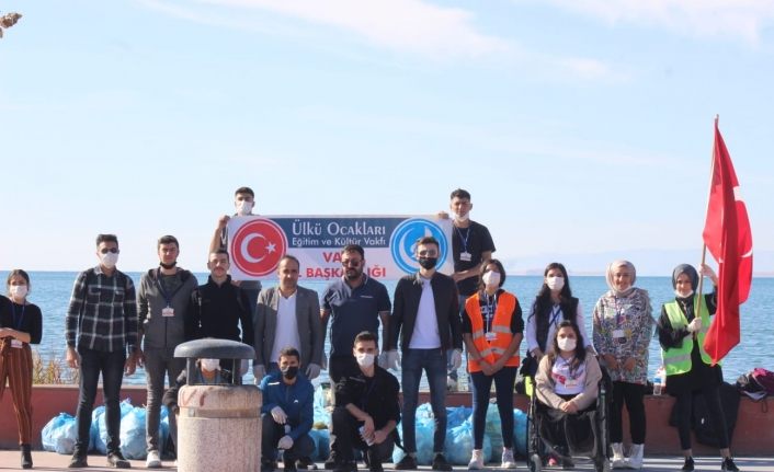 Ülkü Ocakları Van İl Başkanlığı Van Gölü sahilini temizledi