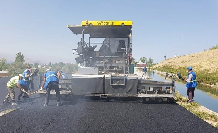 Van Büyükşehir Belediyesi Edremit’teki asfalt çalışmalarını tamamlıyor