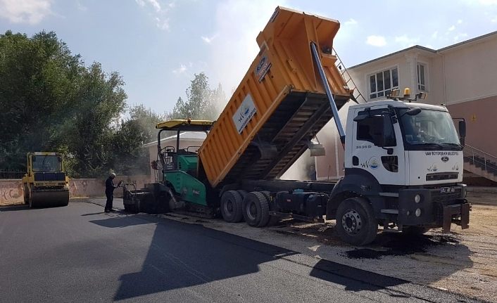 Van Büyükşehir eğitim kurumlarına 2 bin 200 ton asfalt harcadı