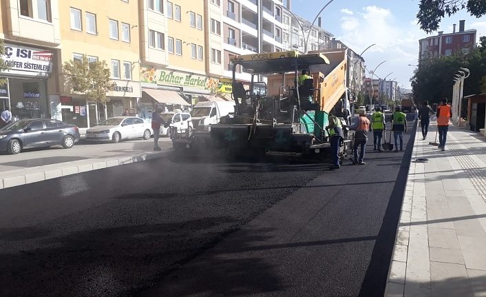 Van Büyükşehir Milli Egemenlik Caddesini asfaltlıyor