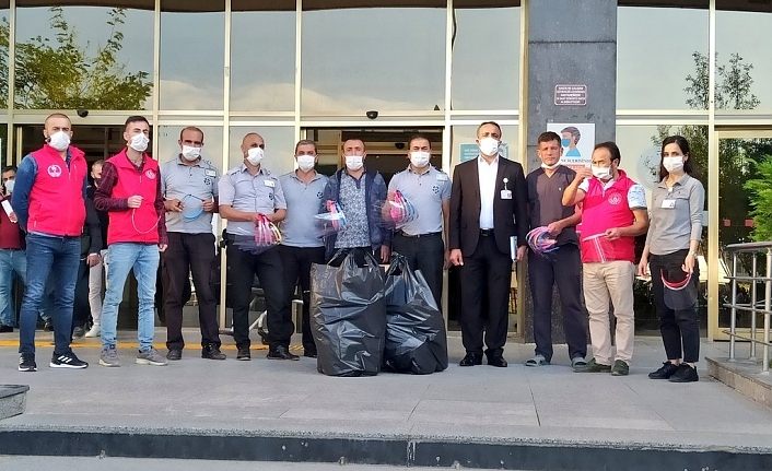 Van’da sağlık çalışanlarına siperli maske desteği