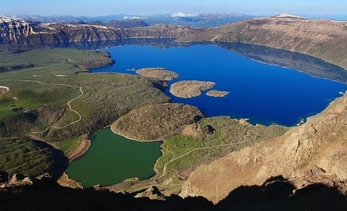 Vanlı Aktivistler Nemrut Krater Gölü’ne sahip çıktı
