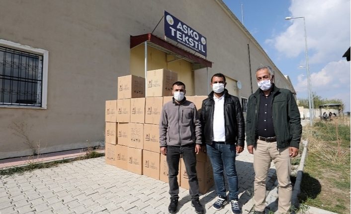 Vanlı tekstilciler, Van Büyükşehir Belediyesi 40 bin maske hediye etti