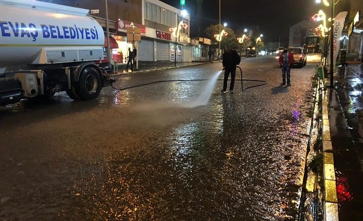 Gevaş Belediyesi caddeleri yıkadı
