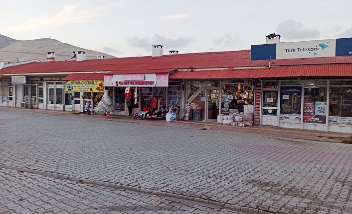 Gevaş Belediyesi esnaf dükkânlarının dış cephesini yeniliyor