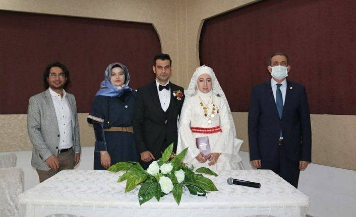 Gürpınar Belediye Başkanı Tanış Can ve Babat çiftinin nikahını kıydı