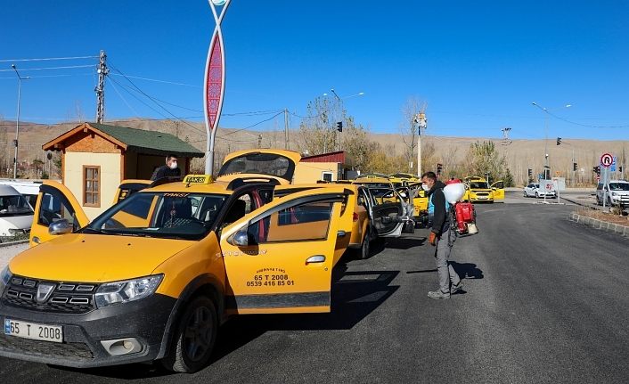 Gürpınar Belediyesi taksi duraklarını dezenfekte etti