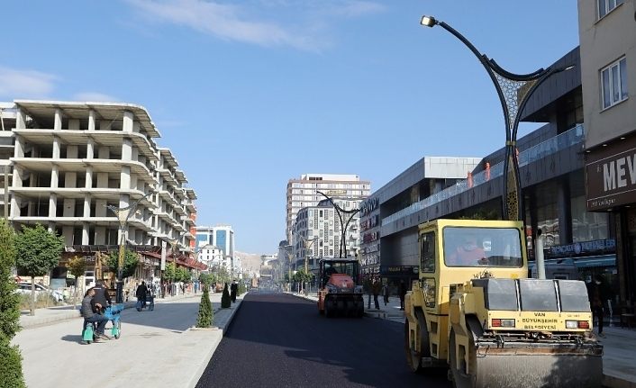 Hacıbekir Caddesi’nin 2. etabında asfalt serimi başladı