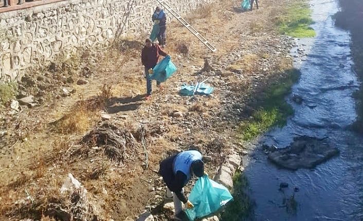 Tuşba Belediyesi haberimiz üzerine Akköprü Deresi’ni temizledi