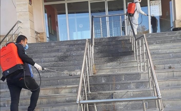 Van Büyükşehir Belediyesi sınav öncesi okulları dezenfekte etti