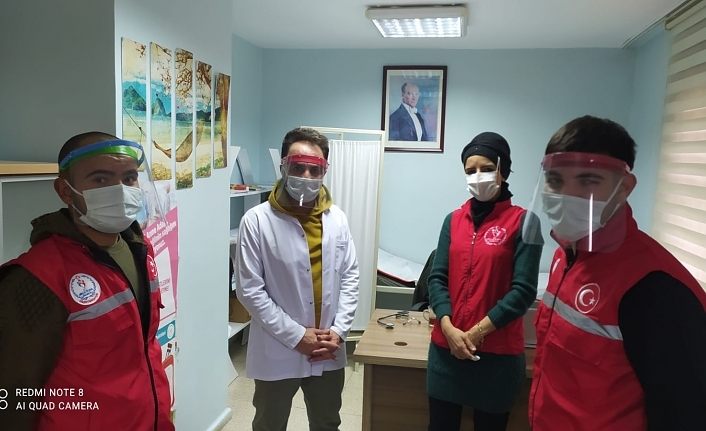 Edremit Gençlik Merkezi'nden sağlık çalışanlarına siperlik maske desteği 