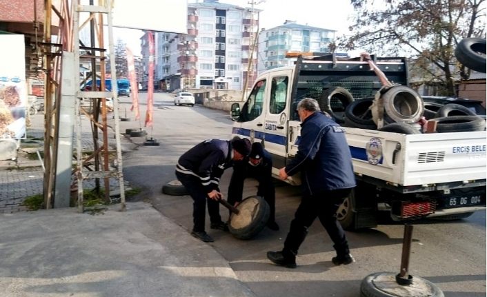 Erciş Belediyesi zabıta ekipleri yol ve kaldırım işgaline yönelik çalışma yaptı