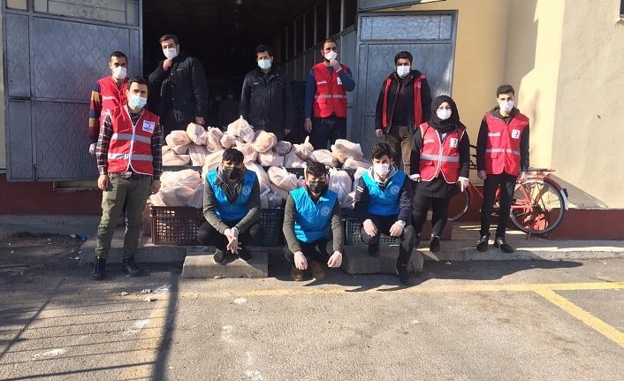 Erciş’te gönüllü gençler 2 bin 500 ekmek dağıttı