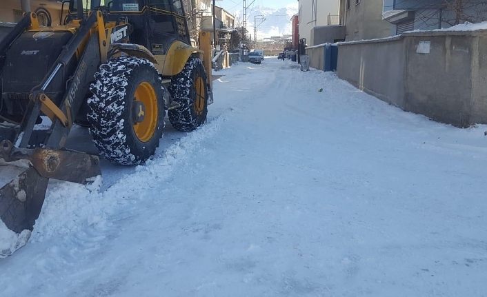 İpekyolu Belediyesi kırsal mahallelerde kar temizleme çalışması yaptı