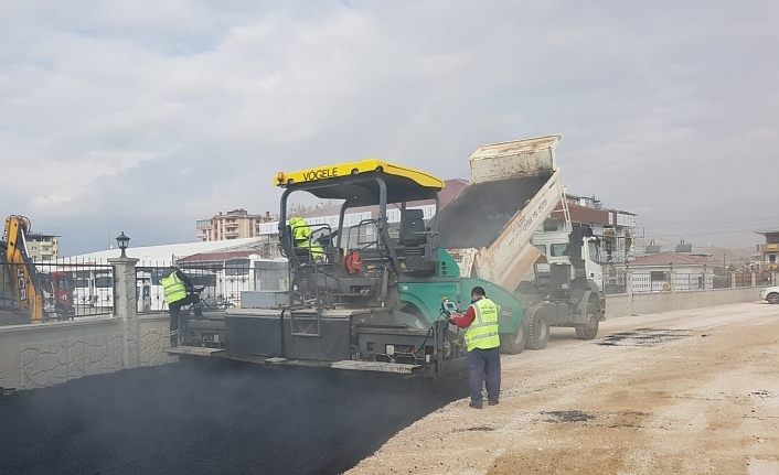Van Büyükşehir Belediyesi yeni yapılan ilçe otogarını asfaltladı