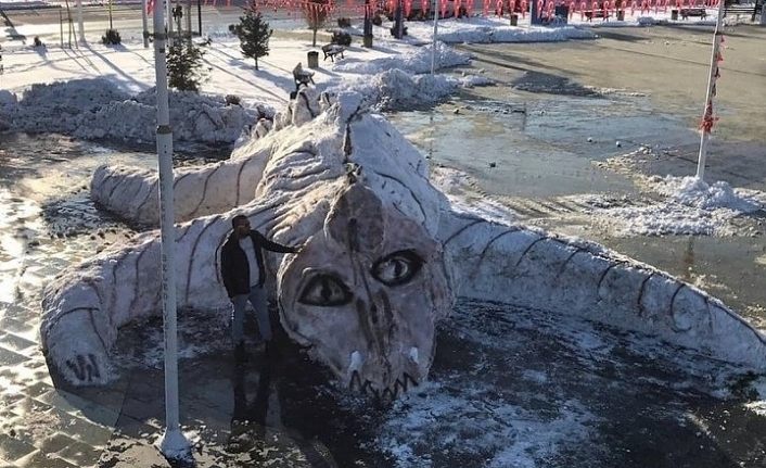 Van Gölü canavarının kardan heykeline büyük ilgi