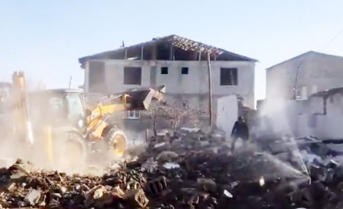Edremit Belediyesi metruk yapıları yıktı 