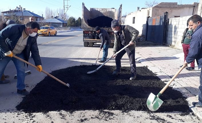 Erciş Belediyesi'nden yol bakım ve onarım çalışması 