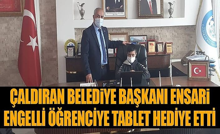 Çaldıran Belediye Başkanı Ensari engelli öğrenciye tablet hediye etti