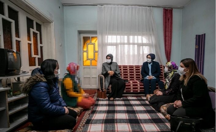 Van Valisi Bilmez'in eşinden koruma altındaki ailelere ziyaret