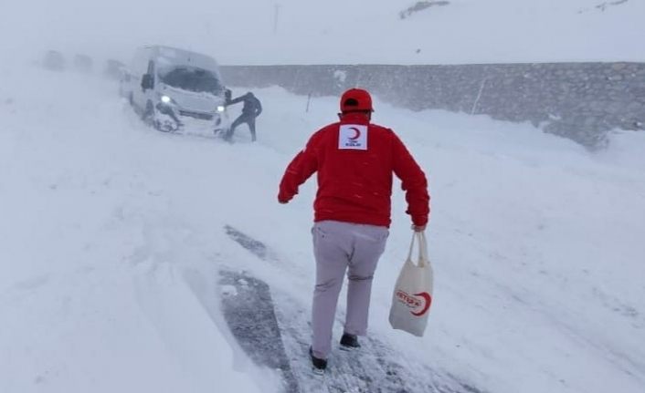 Kızılay, Tendürek Dağı’nda mahsur kalan araçtaki yolcuların imdadına yetişti