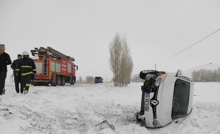 Van’da etkili olan kar yağışı kazaları beraberinde getirdi