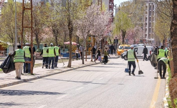 İpekyolu Belediyesi sokağa çıkma kısıtlamasını temizlik seferberliğine dönüştürdü