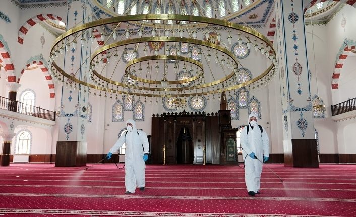 Van’da Ramazan öncesi camiler dezenfekte edildi