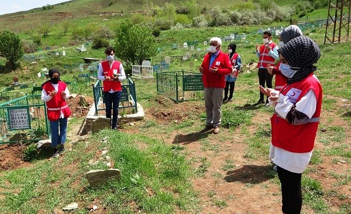 Van'da Kızılay gönüllüleri Kabristanlarda temizlik yapıp, gül bıraktı