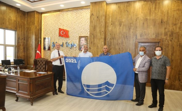 Tuşba Belediye Başkanı Akman, 4. kez hak kazanılan ‘Mavi Bayrağı’ teslim aldı