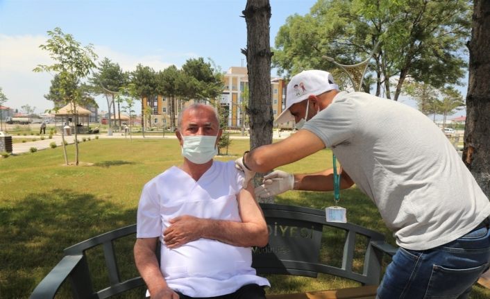 Tuşba Belediye Başkanı Akman'dan aşı olun çağrısı