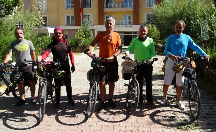 (Özel) Mersinli öğretmenler Van Gölü etrafını bisikletle turladılar
