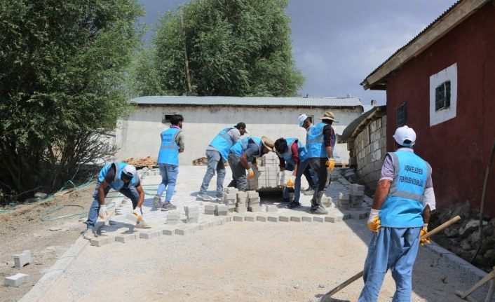 Tuşba Belediyesinin mahalleleri güzelleştirme çalışmaları sürüyor