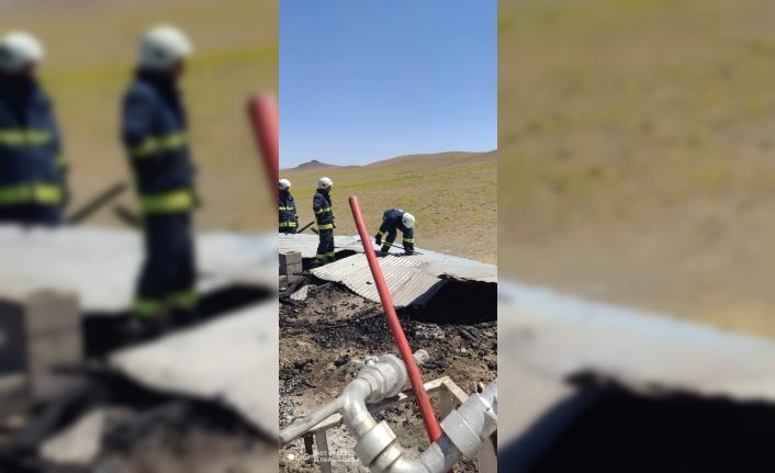 Van'da çakmakla oynayan çocuk evi yaktı