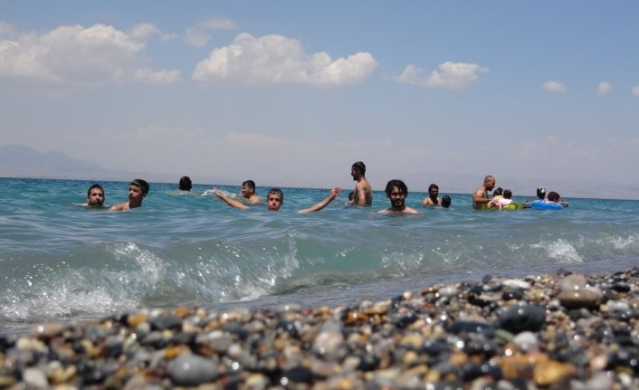 Van Gölü’nün mavi bayraklı plajı tatilcilerin akınına uğradı