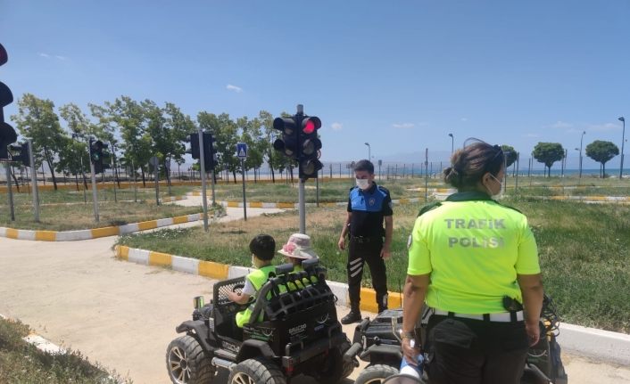 Van Polisinden kreş ve bakımevinde kalan miniklere trafik kuralları