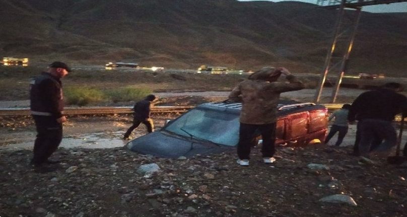 Van’daki heyelanda araçta mahsur kalan 2 kişi kurtarıldı