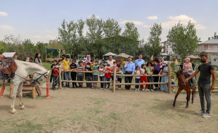 Çocuklar İpekyolu Belediyesi ile at binme heyecanı yaşadı