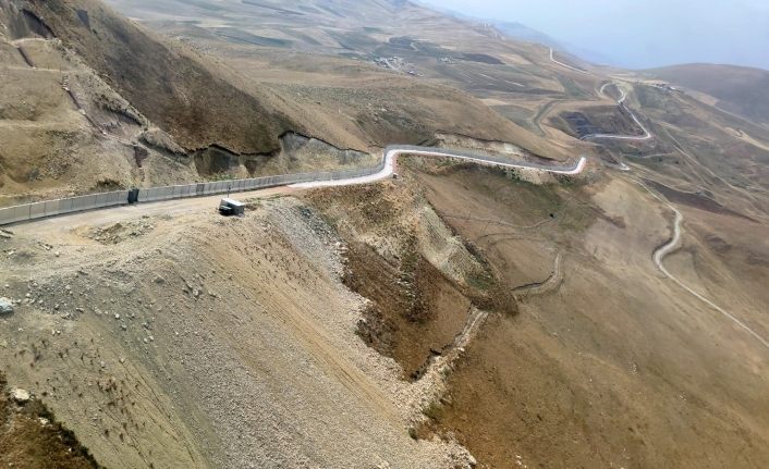 İran sınırındaki duvar çalışmaları aralıksız devam ediyor