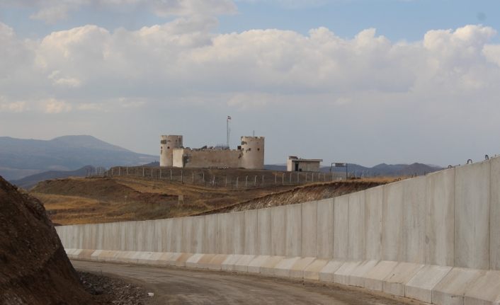 İran sınırındaki duvarlar yükseliyor